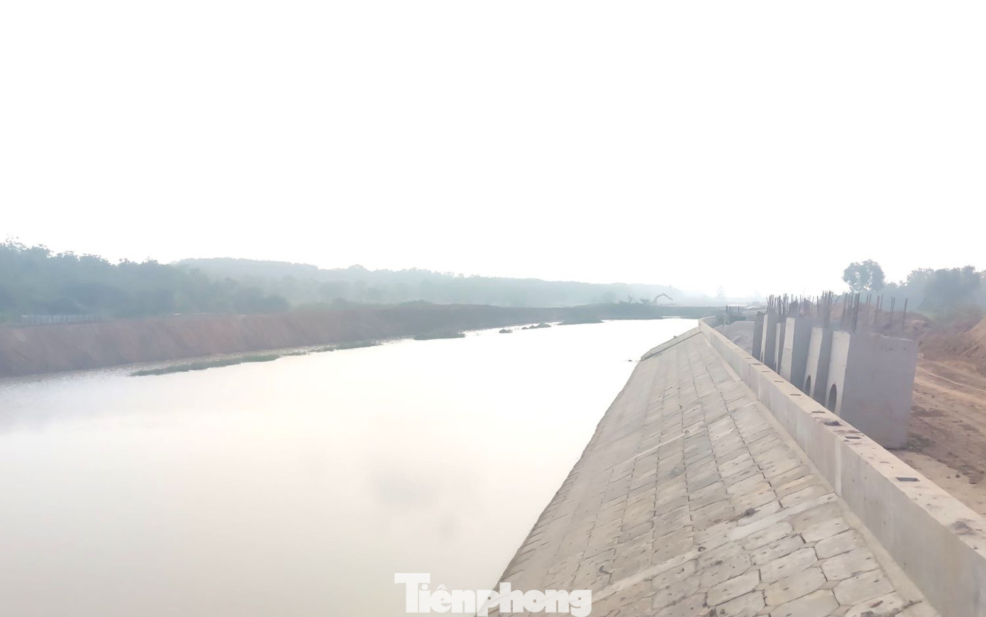 Dự án đảm nhiệm tiêu thoát nước cho lưu vực hơn 22.500 ha, gồm khoảng 3.200 ha đất các khu, cụm công nghiệp, đồng thời xây dựng 37,4 km đường giao thông cấp khu vực, tạo cảnh quan đô thị hiện đại.