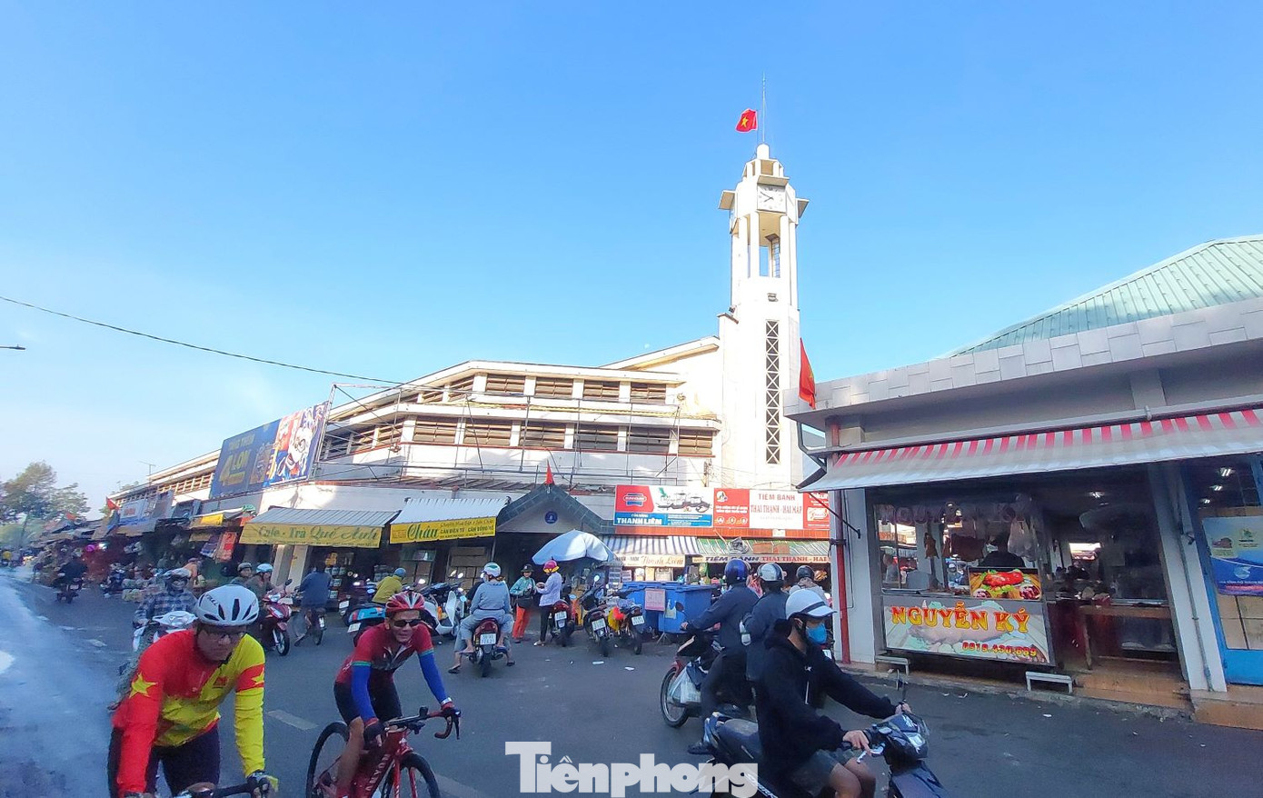 Ngày 18/1, ghi nhận của phóng viên báo Tiền Phong, tại khu vực chợ Thủ Dầu Một (phường Phú Cường, thành phố Thủ Dầu Một, tỉnh Bình Dương) nước dâng cao gây ngập đường. Ngày 18/1, ghi nhận của phóng viên báo Tiền Phong, tại khu vực chợ Thủ Dầu Một (phường Phú Cường, thành phố Thủ Dầu Một, tỉnh Bình Dương) nước dâng cao gây ngập đường.