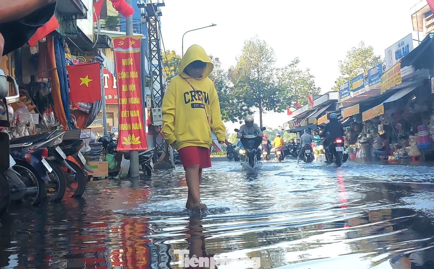 Các tuyến đường ngập do triều cường gồm: đường Đoàn Trần Nghiệp, Hai Bà Trưng... ảnh hưởng đến giao thông, đi lại. Các tuyến đường ngập do triều cường gồm: đường Đoàn Trần Nghiệp, Hai Bà Trưng... ảnh hưởng đến giao thông, đi lại.