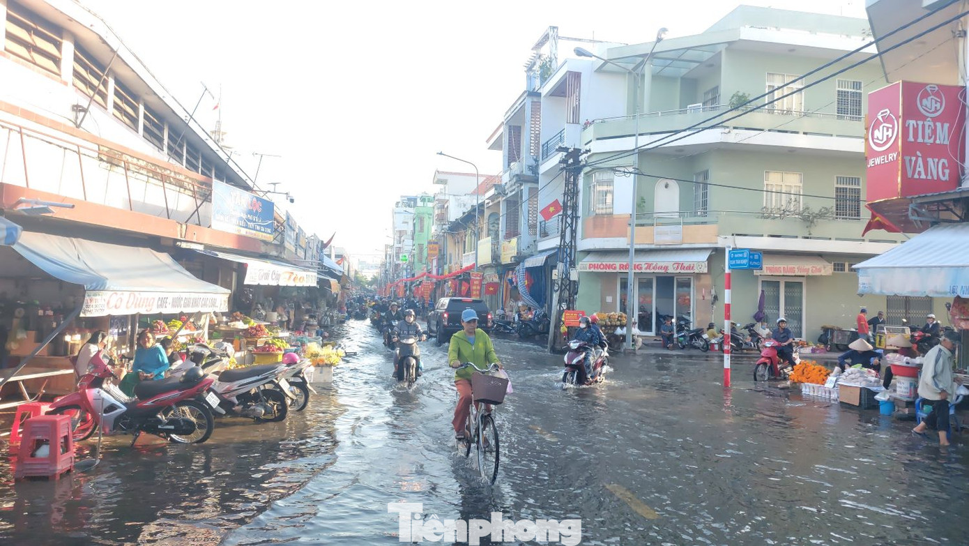 Triều cường gây ảnh hưởng đến giao thông, đi lại của người dân. Nước rút theo triều. Triều cường gây ảnh hưởng đến giao thông, đi lại của người dân. Nước rút theo triều.