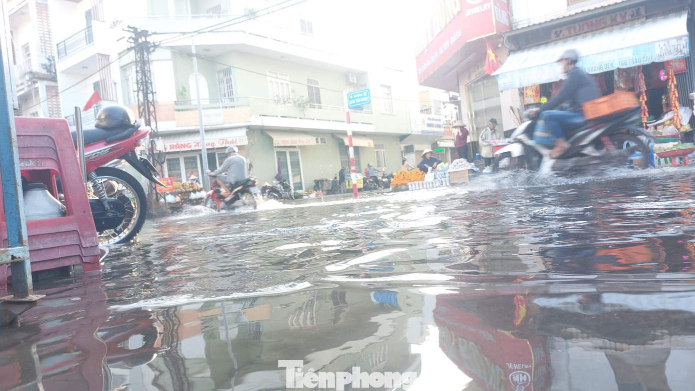 Trước đó, Văn phòng thường trực Ban chỉ huy Phòng chống thiên tai và Tìm kiếm cứu nạn tỉnh Bình Dương đã phát cảnh báo về triều cường vùng hạ lưu sông Sài Gòn. Đỉnh triều cao nhất hàng ngày sẽ xuất hiện vào buổi sáng từ 3 giờ đến 7 giờ, buổi chiều từ 17 giờ đến 20 giờ và có khả năng ở mức từ 1,63m đến 1,68m, cao hơn báo động III từ 0,03 đến 0,08m tại trạm Thủ Dầu Một (cảng Bà Lụa). Mức độ rủi ro thiên tai do triều cường khu vực thành phố Thủ Dầu Một và thành phố Thuận An ở cấp độ 1. Trước đó, Văn phòng thường trực Ban chỉ huy Phòng chống thiên tai và Tìm kiếm cứu nạn tỉnh Bình Dương đã phát cảnh báo về triều cường vùng hạ lưu sông Sài Gòn. Đỉnh triều cao nhất hàng ngày sẽ xuất hiện vào buổi sáng từ 3 giờ đến 7 giờ, buổi chiều từ 17 giờ đến 20 giờ và có khả năng ở mức từ 1,63m đến 1,68m, cao hơn báo động III từ 0,03 đến 0,08m tại trạm Thủ Dầu Một (cảng Bà Lụa). Mức độ rủi ro thiên tai do triều cường khu vực thành phố Thủ Dầu Một và thành phố Thuận An ở cấp độ 1.