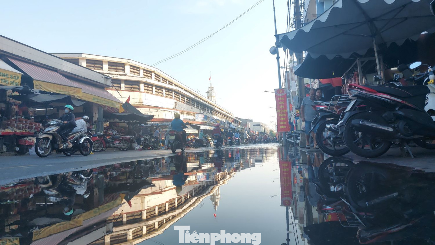 Văn phòng thường trực Ban chỉ huy Phòng chống thiên tai và Tìm kiếm cứu nạn tỉnh Bình Dương đề nghị Ban chỉ huy Phòng chống thiên tai và Tìm kiếm cứu nạn thành phố Thủ Dầu Một, Thuận An, Bến Cát, Trung tâm Đầu tư, khai thác Thủy lợi - Nước sạch nông thôn thường xuyên kiểm tra, rà soát các tuyến đê bao, bờ bao, bờ rạch xung yếu; gia cố, sửa chữa các đoạn đã bị bể, tràn bờ trước đây nhằm đảm bảo chống ngập trong các ngày triều cường tiếp theo; khuyến cáo người dân khu vực thường xuyên ảnh hưởng của triều cường chủ động phòng, tránh, chú ý an toàn cho người và tài sản. Văn phòng thường trực Ban chỉ huy Phòng chống thiên tai và Tìm kiếm cứu nạn tỉnh Bình Dương đề nghị Ban chỉ huy Phòng chống thiên tai và Tìm kiếm cứu nạn thành phố Thủ Dầu Một, Thuận An, Bến Cát, Trung tâm Đầu tư, khai thác Thủy lợi - Nước sạch nông thôn thường xuyên kiểm tra, rà soát các tuyến đê bao, bờ bao, bờ rạch xung yếu; gia cố, sửa chữa các đoạn đã bị bể, tràn bờ trước đây nhằm đảm bảo chống ngập trong các ngày triều cường tiếp theo; khuyến cáo người dân khu vực thường xuyên ảnh hưởng của triều cường chủ động phòng, tránh, chú ý an toàn cho người và tài sản.