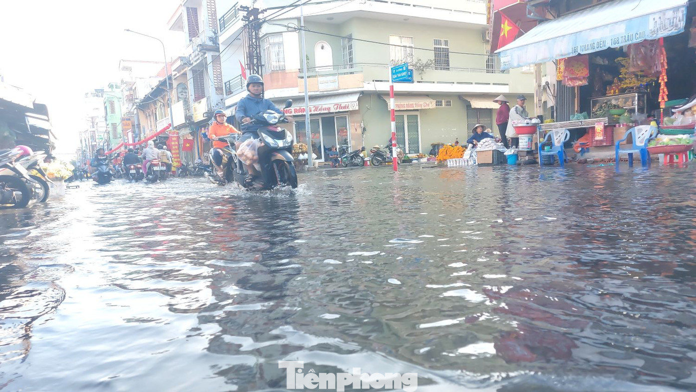Do nằm gần sông Sài Gòn, chợ Thủ Dầu Một bị ảnh hưởng bởi các đợt triều cường. Đường ngập đã ảnh hưởng đến việc đi lại mua sắm của người dân và tiểu thương. Do nằm gần sông Sài Gòn, chợ Thủ Dầu Một bị ảnh hưởng bởi các đợt triều cường. Đường ngập đã ảnh hưởng đến việc đi lại mua sắm của người dân và tiểu thương.