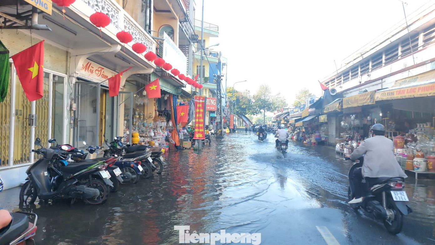 Đến 9h sáng nay, đường bên hông chợ Thủ Dầu Một vẫn bị ngập. Đến 9h sáng nay, đường bên hông chợ Thủ Dầu Một vẫn bị ngập.
