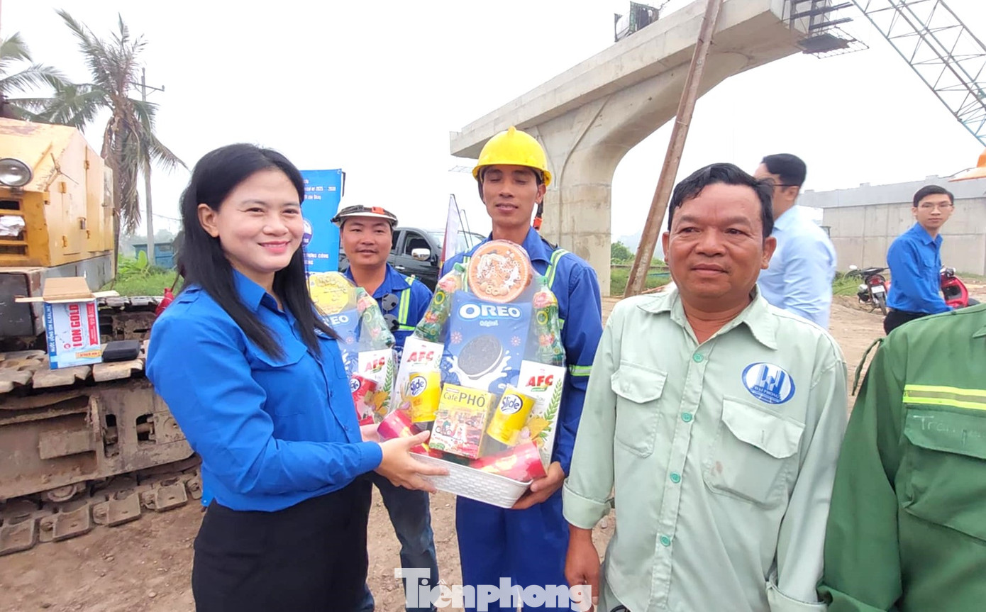 Bí thư Tỉnh Đoàn, Chủ tịch Hội LHTN Việt Nam tỉnh Bình Dương Trần Thị Diễm Trinh tặng quà thanh niên công nhân tại công trình cầu Bình Gởi, đường Vành đai 3 TPHCM. Bí thư Tỉnh Đoàn, Chủ tịch Hội LHTN Việt Nam tỉnh Bình Dương Trần Thị Diễm Trinh tặng quà thanh niên công nhân tại công trình cầu Bình Gởi, đường Vành đai 3 TPHCM.