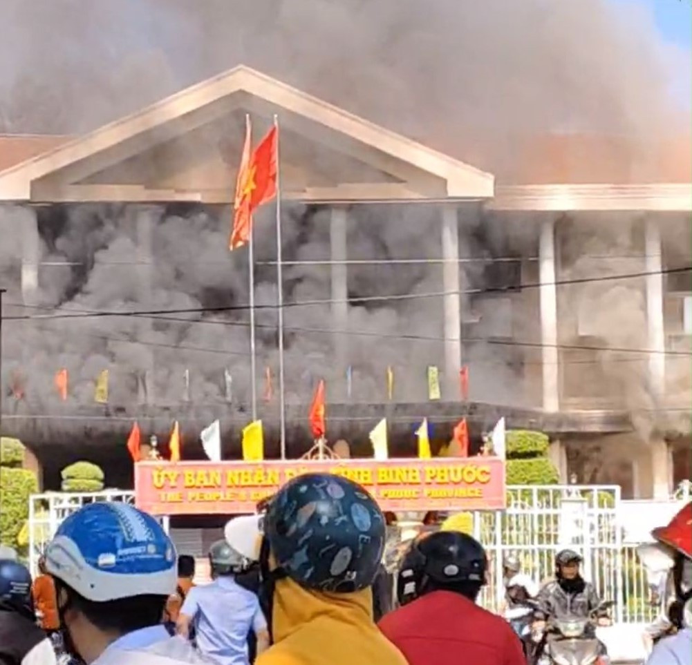 Khói bao trùm trụ sở UBND tỉnh Bình Phước
