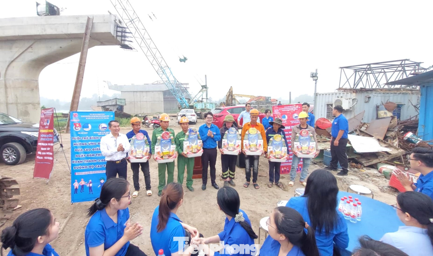 Ông Võ Ngọc Sang - Phó Giám đốc Ban Quản lý dự án đầu tư xây dựng công trình giao thông tỉnh Bình Dương và anh Nguyễn Minh Sơn - Phó Bí thư Tỉnh Đoàn Bình Dương tặng quà thanh niên công nhân làm việc tại công trình đường Vành đai 3 TPHCM. Ông Võ Ngọc Sang - Phó Giám đốc Ban Quản lý dự án đầu tư xây dựng công trình giao thông tỉnh Bình Dương và anh Nguyễn Minh Sơn - Phó Bí thư Tỉnh Đoàn Bình Dương tặng quà thanh niên công nhân làm việc tại công trình đường Vành đai 3 TPHCM.