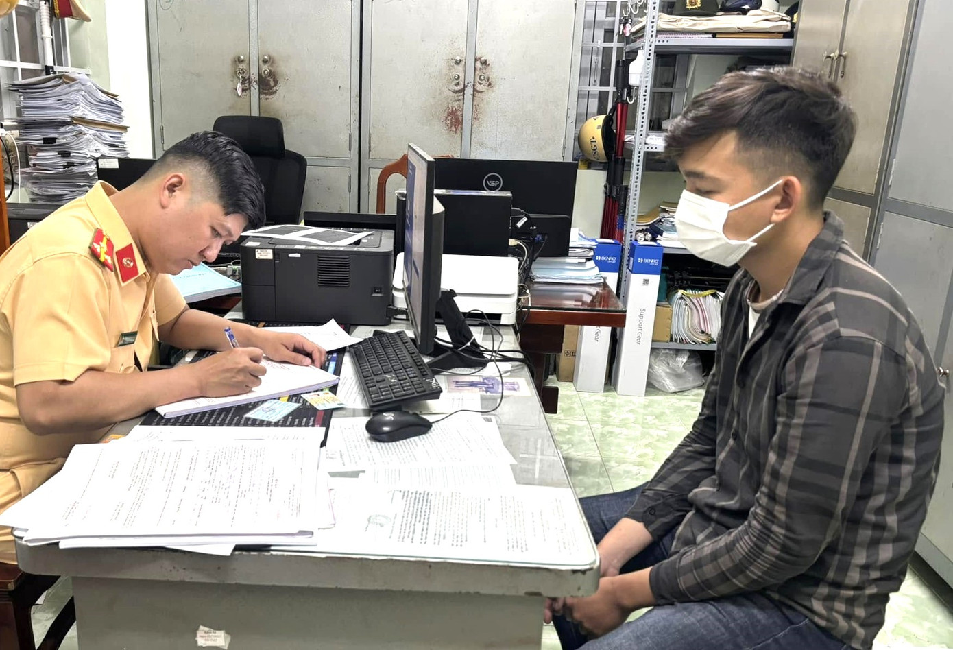 Thanh niên đến trụ sở công an làm việc Thanh niên đến trụ sở công an làm việc