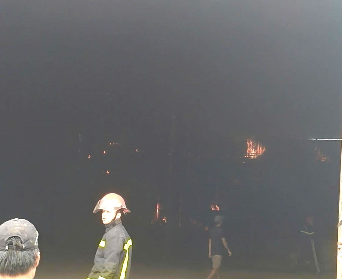 Bên trong khu nhà xưởng, ngọn lửa đã được khống chế.