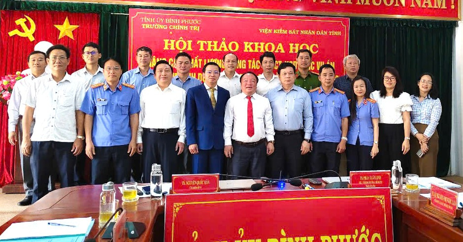 Các đại biểu tham dự hội thảo chụp ảnh lưu niệm Các đại biểu tham dự hội thảo chụp ảnh lưu niệm