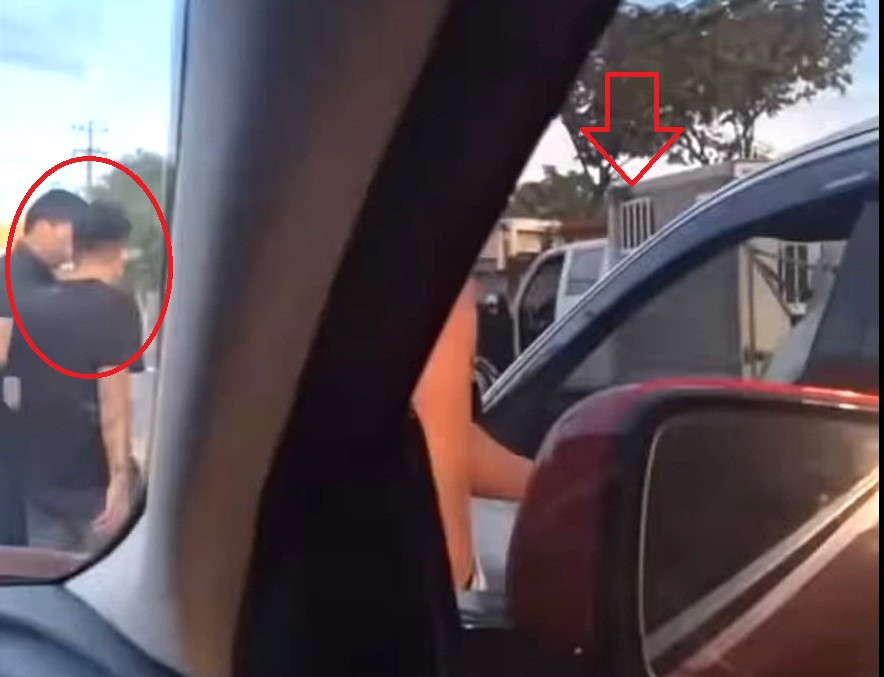 Cảnh sát lái xe chở phạm nhân đi qua phát hiện vụ việc nên dừng lại can thiệp. Cảnh sát lái xe chở phạm nhân đi qua phát hiện vụ việc nên dừng lại can thiệp.