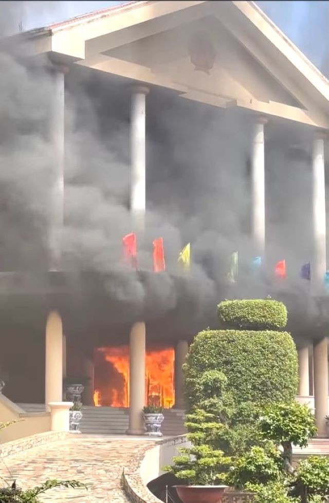 Lửa cháy tại khu vực tầng trệt trụ sở UBND tỉnh Bình Phước