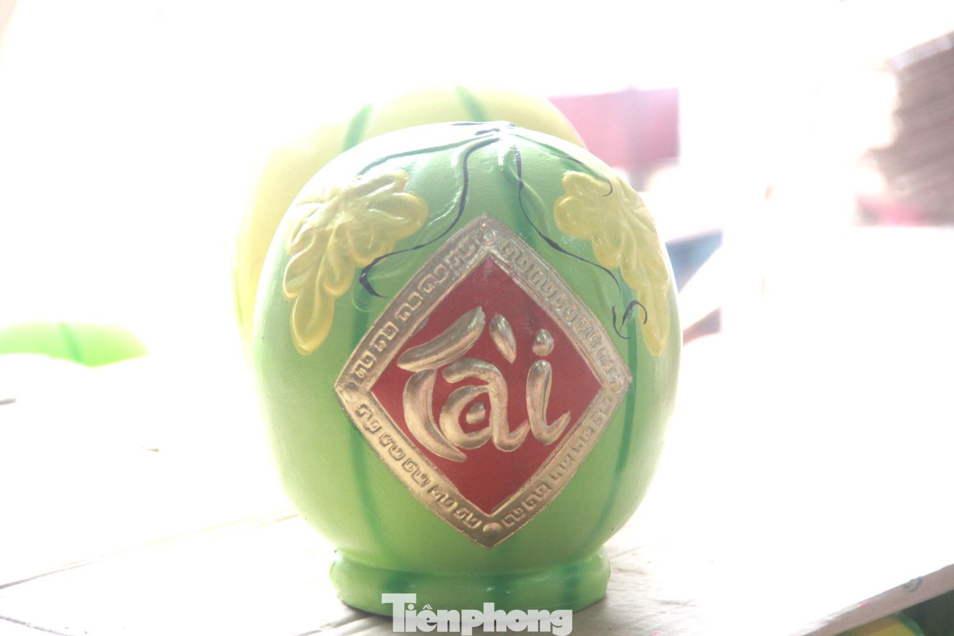 Theo anh Tâm, chủ cơ sở heo đất ở làng nghề Lái Thiêu, khó khăn của làng nghề truyền thống là nguồn đất sét đang khan hiếm. Sản xuất truyền thống thì phải đốt lò củi nên khó tránh ô nhiễm môi trường. Vì vậy, các cơ sở sản xuất phải liên tục di chuyển lò ra khỏi khu đô thị. Theo anh Tâm, chủ cơ sở heo đất ở làng nghề Lái Thiêu, khó khăn của làng nghề truyền thống là nguồn đất sét đang khan hiếm. Sản xuất truyền thống thì phải đốt lò củi nên khó tránh ô nhiễm môi trường. Vì vậy, các cơ sở sản xuất phải liên tục di chuyển lò ra khỏi khu đô thị.