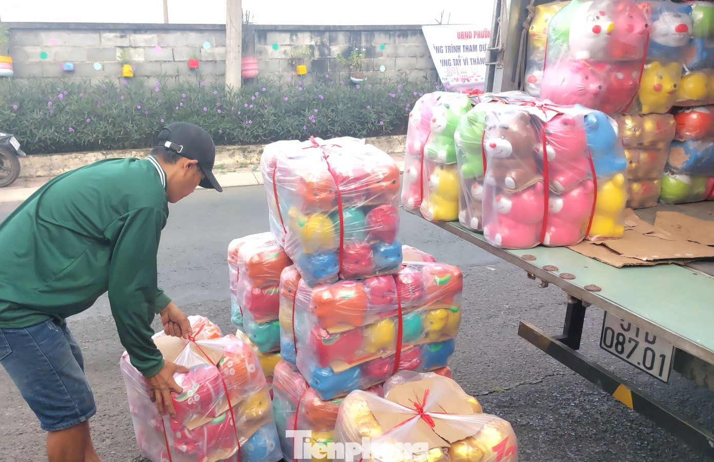 Những ngày giáp Tết Nguyên đán 2025, các hộ dân làm heo đất rộn ràng, tất bật để kịp thời cung ứng sản phẩm cho thị trường. Những ngày giáp Tết Nguyên đán 2025, các hộ dân làm heo đất rộn ràng, tất bật để kịp thời cung ứng sản phẩm cho thị trường.