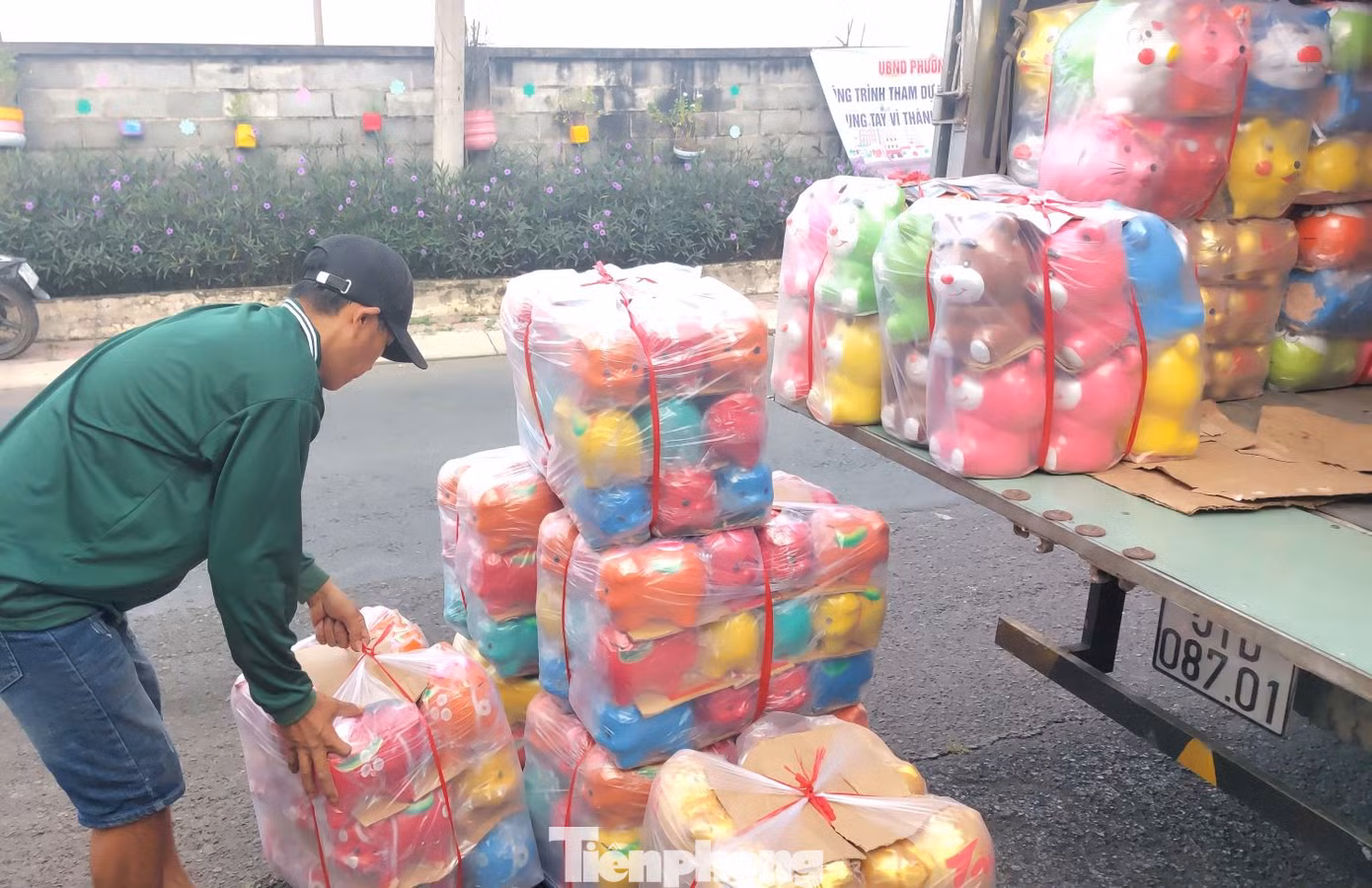 Những ngày giáp Tết Nguyên đán 2025, các hộ dân làm heo đất rộn ràng, tất bật để kịp thời cung ứng sản phẩm cho thị trường.