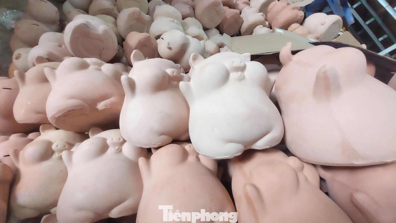 Làng nghề heo đất ở Lái Thiêu (thành phố Thuận An, tỉnh Bình Dương) ra đời cách đây hơn nửa thế kỷ. Cho đến nay, dù số hộ theo nghề đã vơi đi nhưng nét đẹp truyền thống của làng nghề vẫn được bảo toàn nguyên vẹn. Những hộ bám nghề vẫn miệt mài với con heo bỏ ống. Làng nghề heo đất ở Lái Thiêu (thành phố Thuận An, tỉnh Bình Dương) ra đời cách đây hơn nửa thế kỷ. Cho đến nay, dù số hộ theo nghề đã vơi đi nhưng nét đẹp truyền thống của làng nghề vẫn được bảo toàn nguyên vẹn. Những hộ bám nghề vẫn miệt mài với con heo bỏ ống.