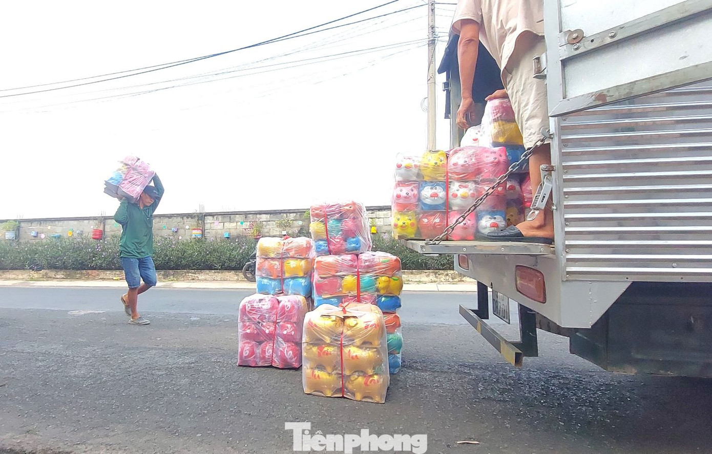 Heo đất hoàn chỉnh được đưa lên xe để vận chuyển tới cơ sở kinh doanh. Heo đất hoàn chỉnh được đưa lên xe để vận chuyển tới cơ sở kinh doanh.