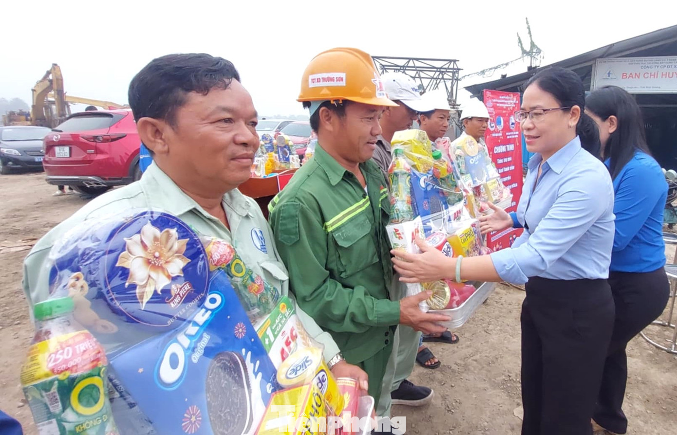Bà Nguyễn Thị Tuyết Minh - Phó Trưởng Ban Dân vận Tỉnh ủy Bình Dương tặng quà thanh niên công nhân tại công trình cầu Bình Gởi, đường Vành đai 3 TPHCM. Bà Nguyễn Thị Tuyết Minh - Phó Trưởng Ban Dân vận Tỉnh ủy Bình Dương tặng quà thanh niên công nhân tại công trình cầu Bình Gởi, đường Vành đai 3 TPHCM.