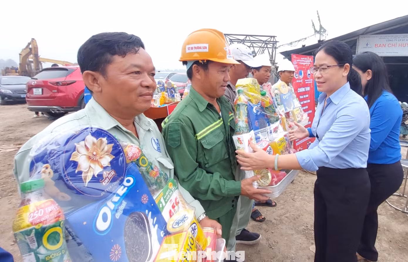 Bà Nguyễn Thị Tuyết Minh - Phó Trưởng Ban Dân vận Tỉnh ủy Bình Dương tặng quà thanh niên công nhân tại công trình cầu Bình Gởi, đường Vành đai 3 TPHCM.