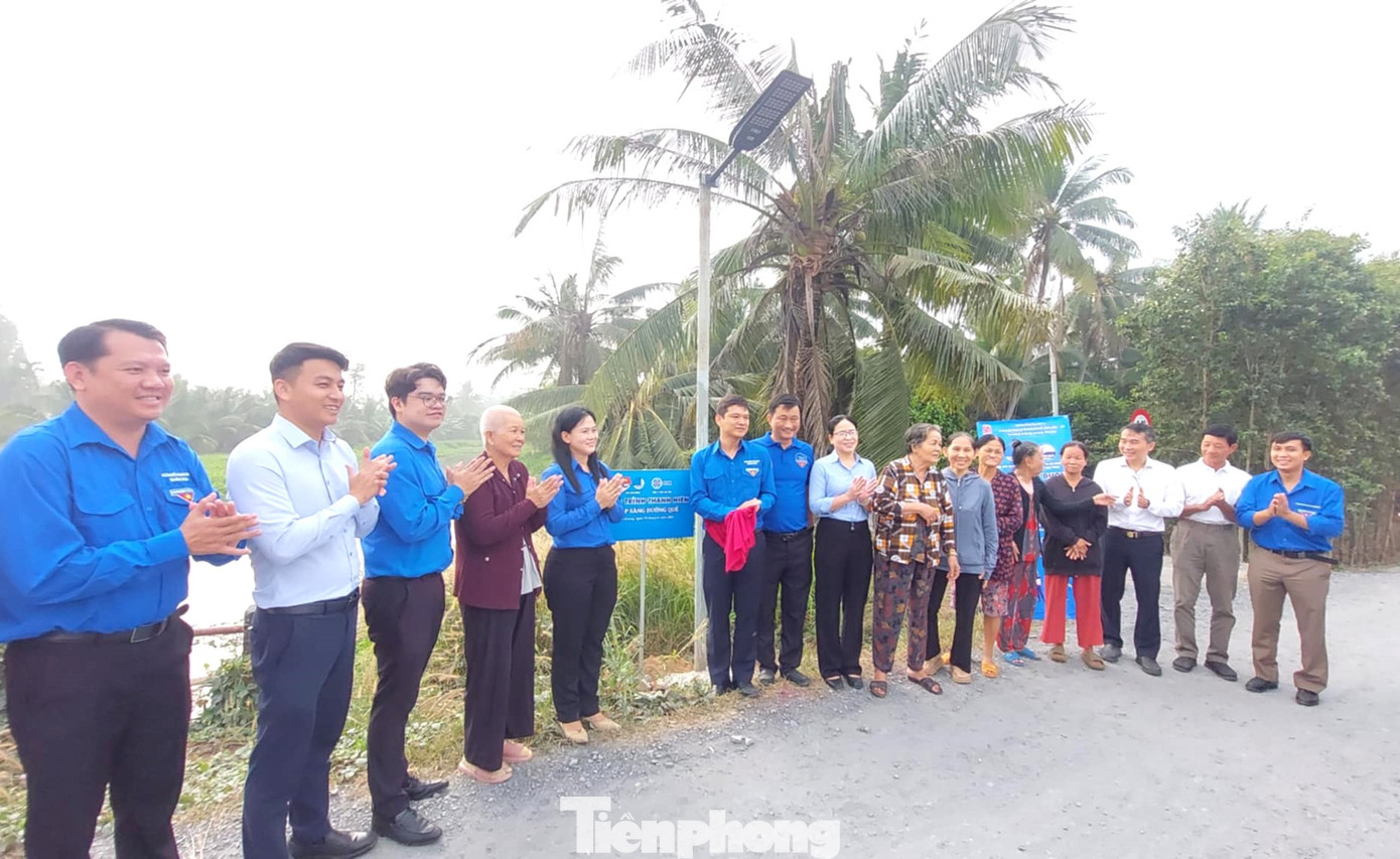 Khánh thành công trình "Thắp sáng đường quê". Khánh thành công trình "Thắp sáng đường quê".