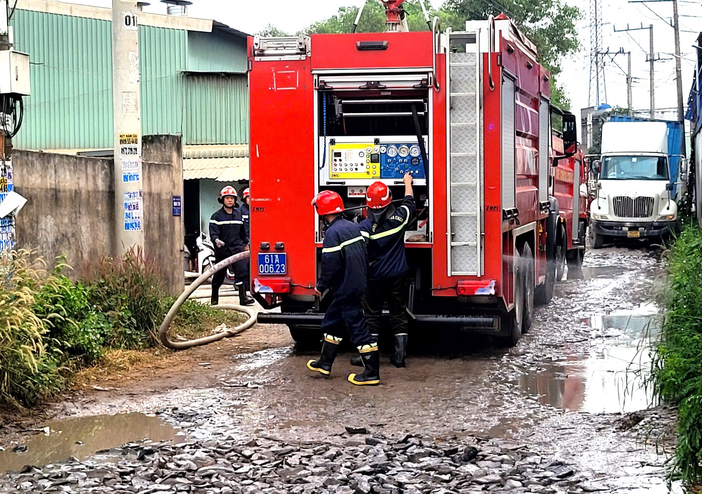 Đường hẻm vào hiện trường đám cháy.