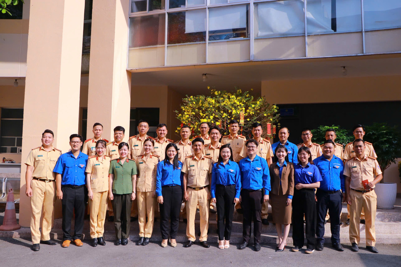 Đoàn công tác chụp hình lưu niệm với lãnh đạo, cán bộ CSGT Công an tỉnh Bình Dương. Đoàn công tác chụp hình lưu niệm với lãnh đạo, cán bộ CSGT Công an tỉnh Bình Dương.