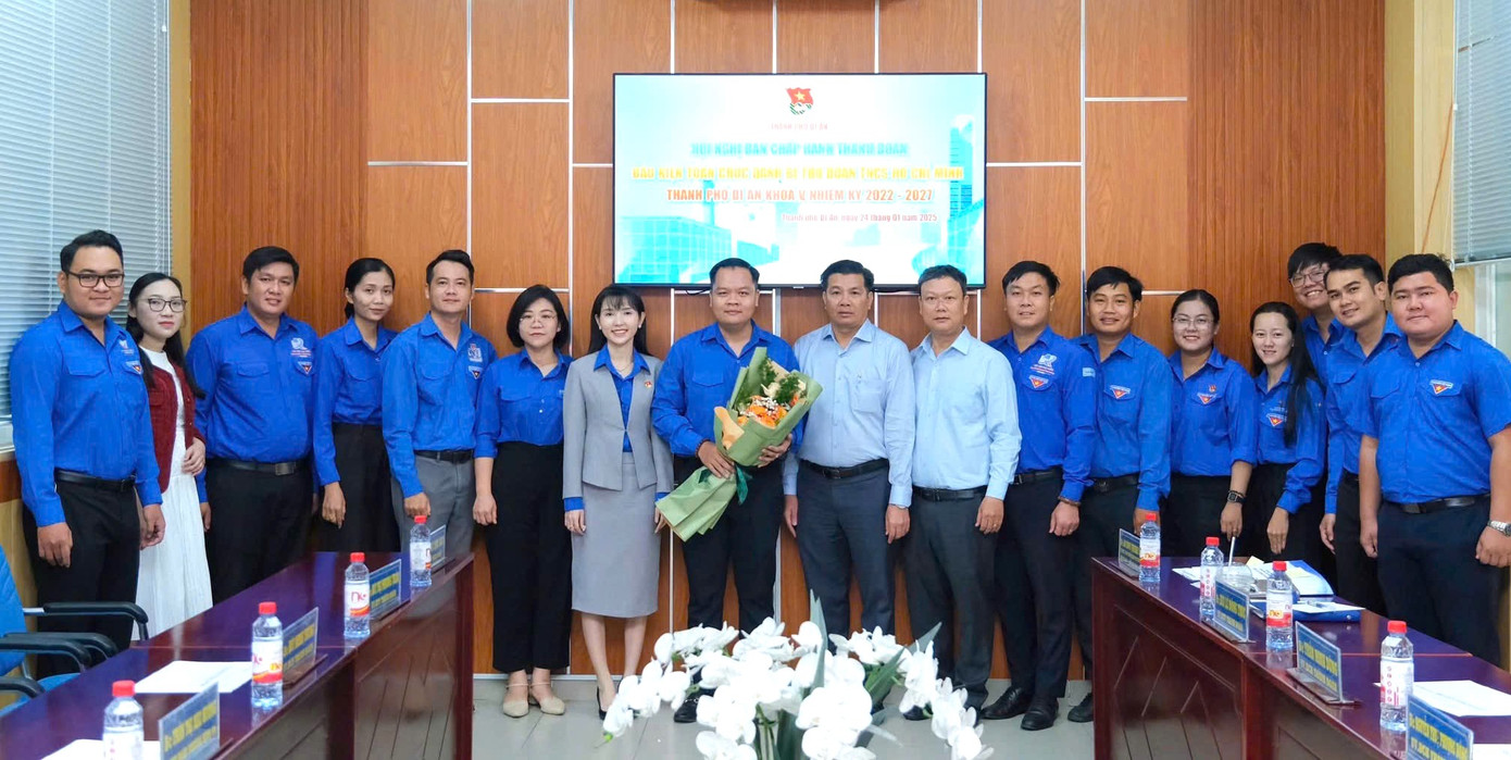 Anh Nguyễn Thanh Liêm (cầm hoa) được bầu giữ chức Bí thư Thành Đoàn Dĩ An