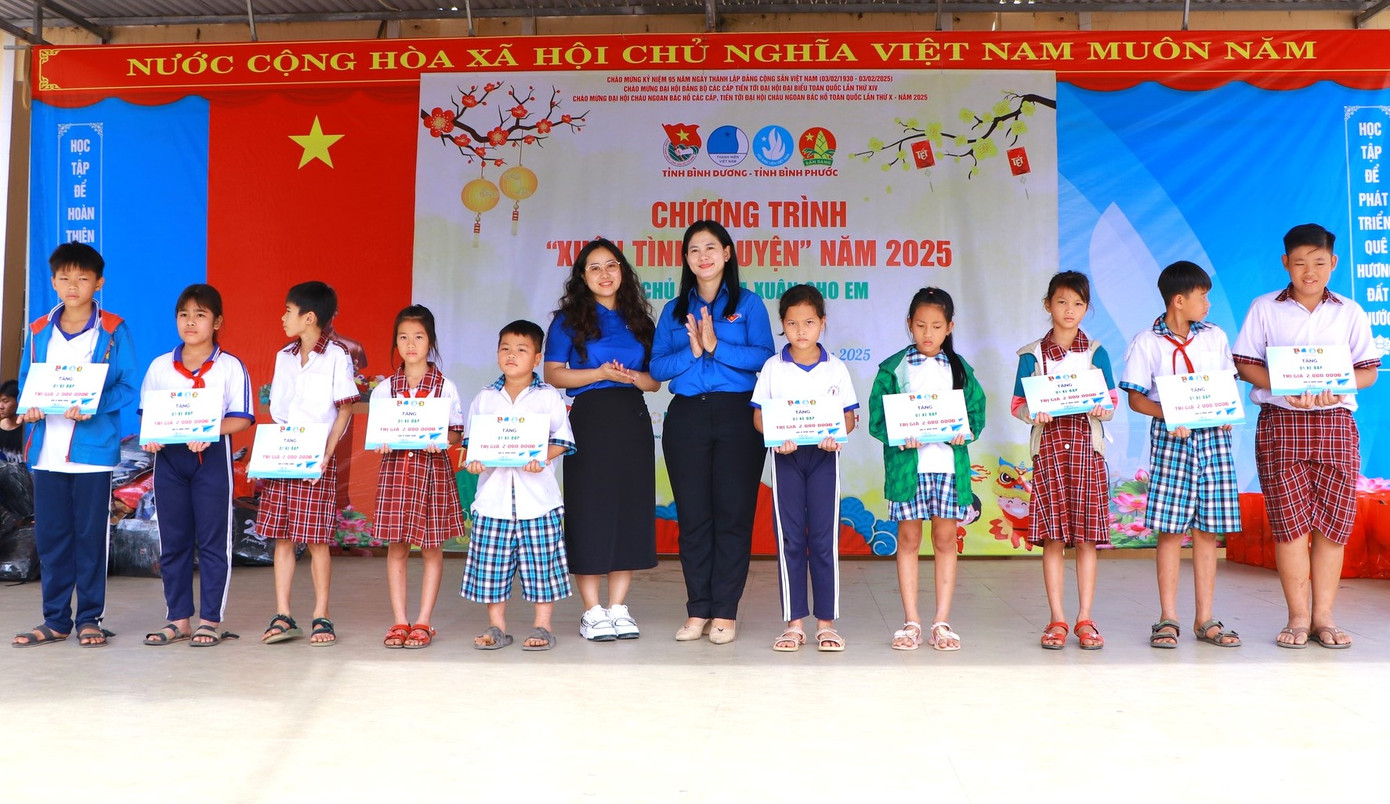 Ban tổ chức tặng quà thiếu nhi khó khăn tại Bình Phước