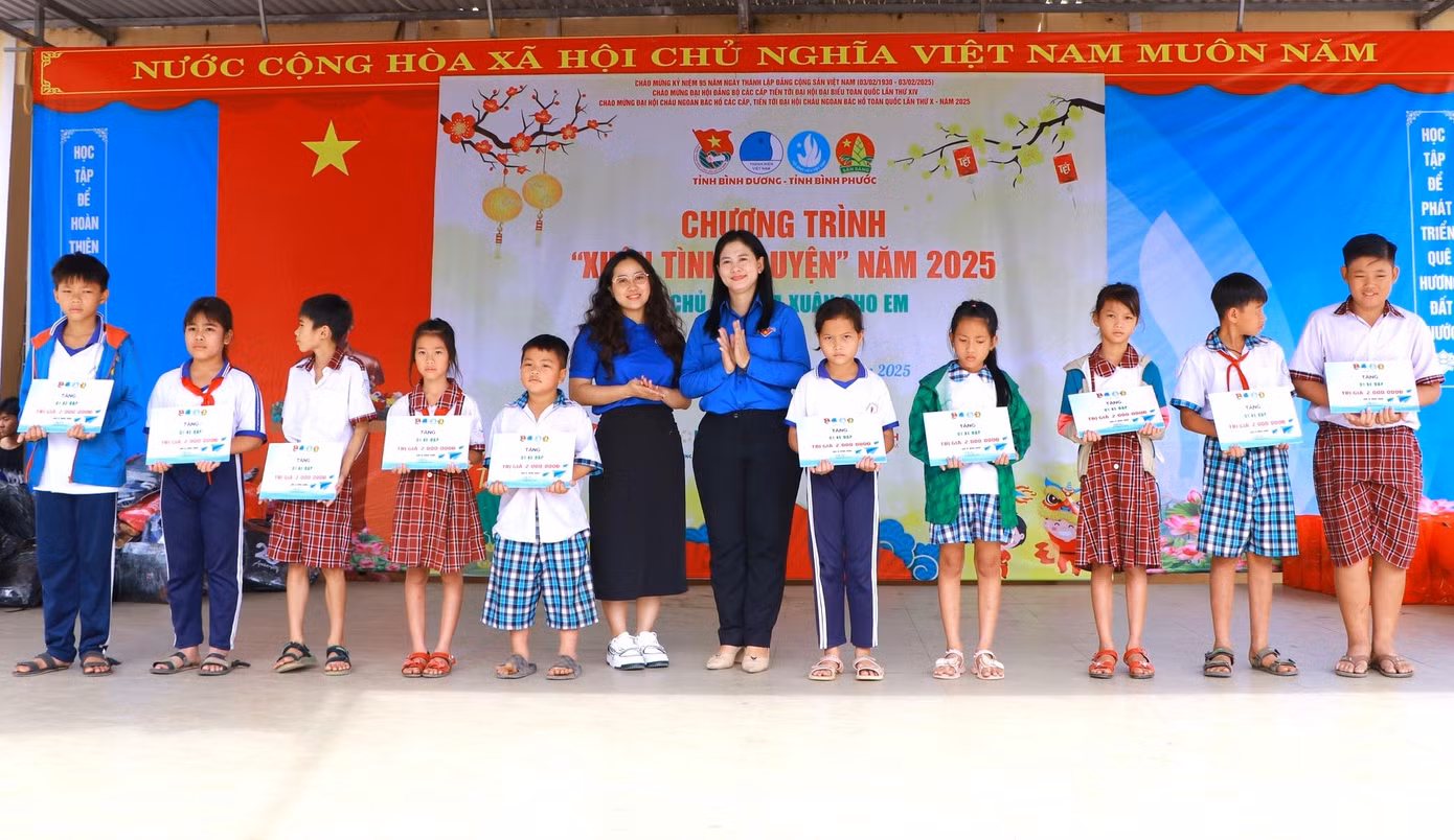 Ban tổ chức tặng quà thiếu nhi khó khăn tại Bình Phước