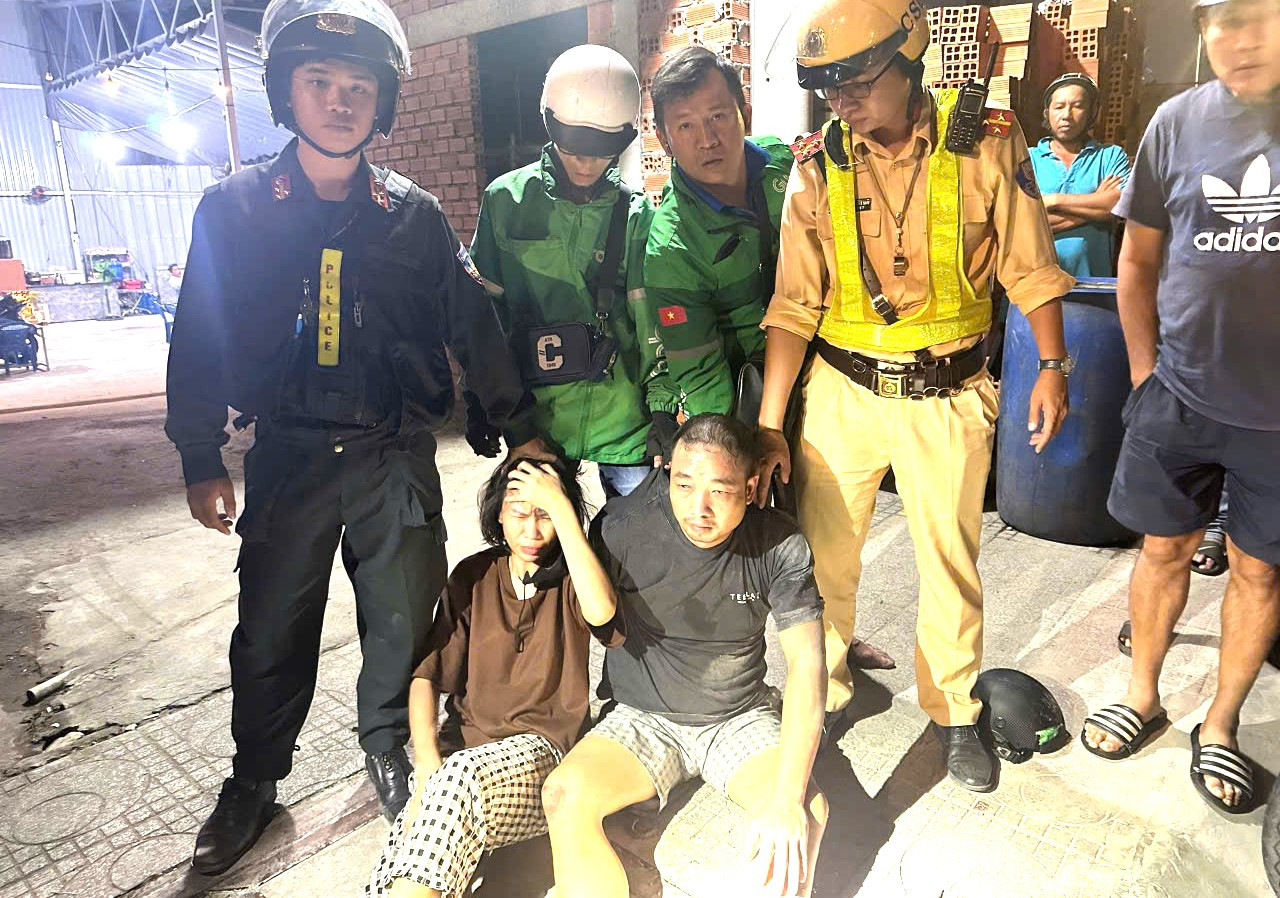 Đôi nam nữ bị bắt giữ cùng tang vật