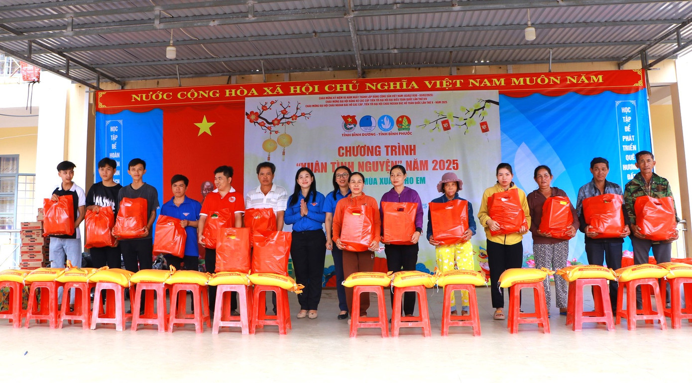 Ban tổ chức tặng quà người dân khó khăn tại Bình Phước.