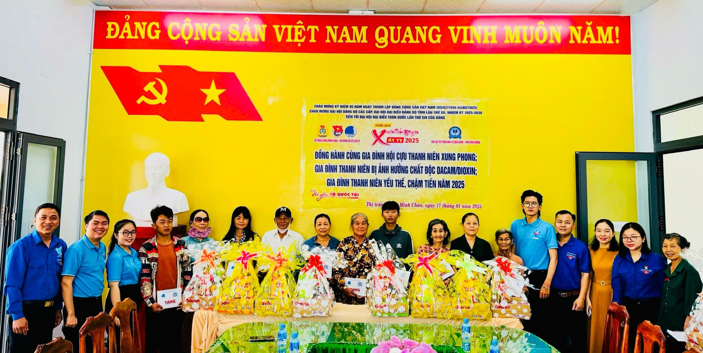 Ban tổ chức tặng quà người dân có hoàn cảnh khó khăn tại tỉnh Tây Ninh.