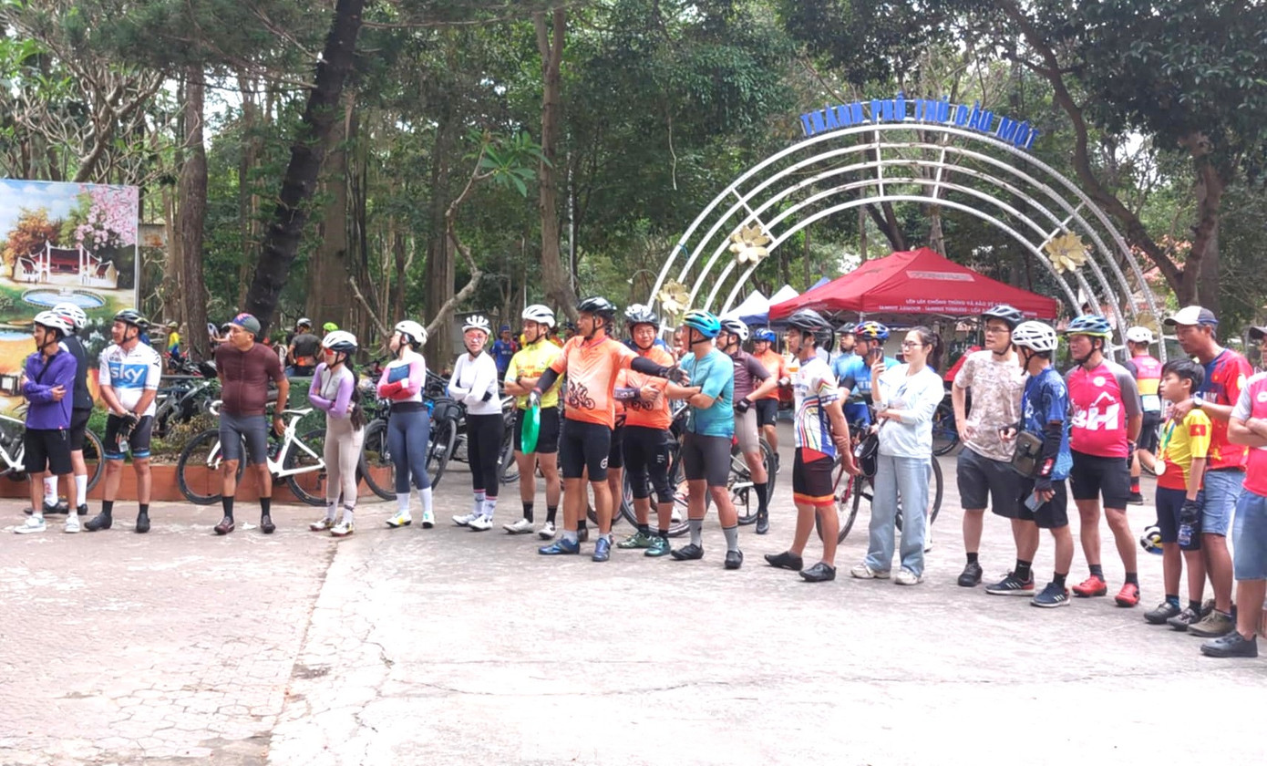 Các vận động viên hoàn thành đường đua đứng cổ vũ cho vận động viên khác. Các vận động viên hoàn thành đường đua đứng cổ vũ cho vận động viên khác.