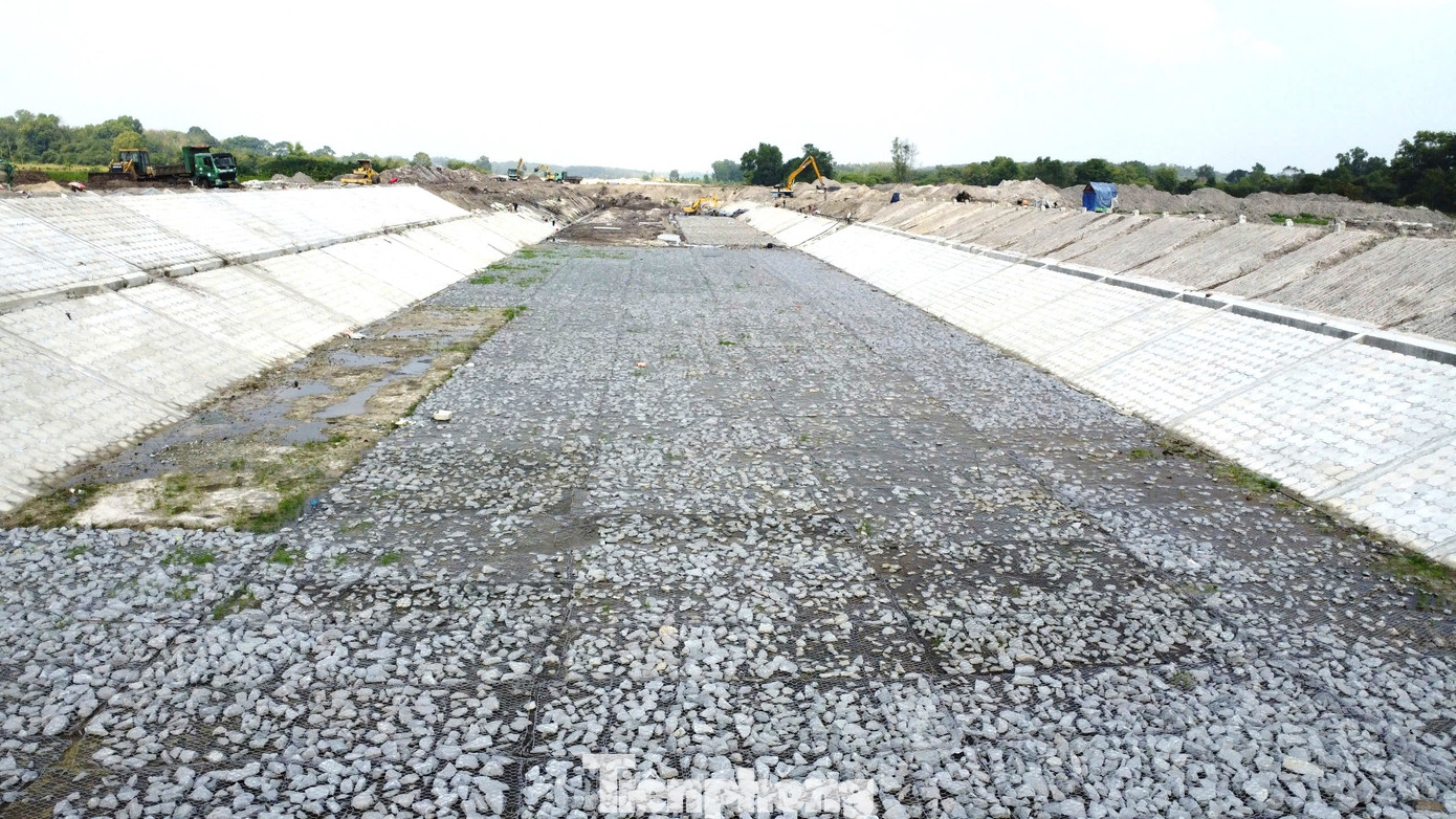 Diện tích đất cần thu hồi cho dự án khoảng 182 ha, đến nay đã bồi thường giải phóng mặt bằng đạt trên 95% số hộ dân. Theo đó, đã phê duyệt phương án bồi thường cho 294 hộ với tổng kinh phí là 3.109 tỷ đồng. Số còn lại 5% sẽ được giải quyết hoàn thành trong quý I/2025.