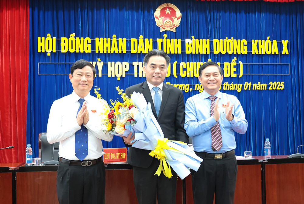 Phó Bí thư Tỉnh ủy, Chủ tịch UBND tỉnh Bình Dương Võ Văn Minh (trái) và ông Nguyễn Văn Lộc - Chủ tịch HĐND tỉnh Bình Dương (phải) tặng hoa ông Nguyễn Lộc Hà, người vừa được miễn nhiệm chức danh Phó Chủ tịch UBND tỉnh do chuyển công tác khác để giữ chức Phó Bí thư Thường trực Tỉnh ủy Bình Dương. Phó Bí thư Tỉnh ủy, Chủ tịch UBND tỉnh Bình Dương Võ Văn Minh (trái) và ông Nguyễn Văn Lộc - Chủ tịch HĐND tỉnh Bình Dương (phải) tặng hoa ông Nguyễn Lộc Hà, người vừa được miễn nhiệm chức danh Phó Chủ tịch UBND tỉnh do chuyển công tác khác để giữ chức Phó Bí thư Thường trực Tỉnh ủy Bình Dương.