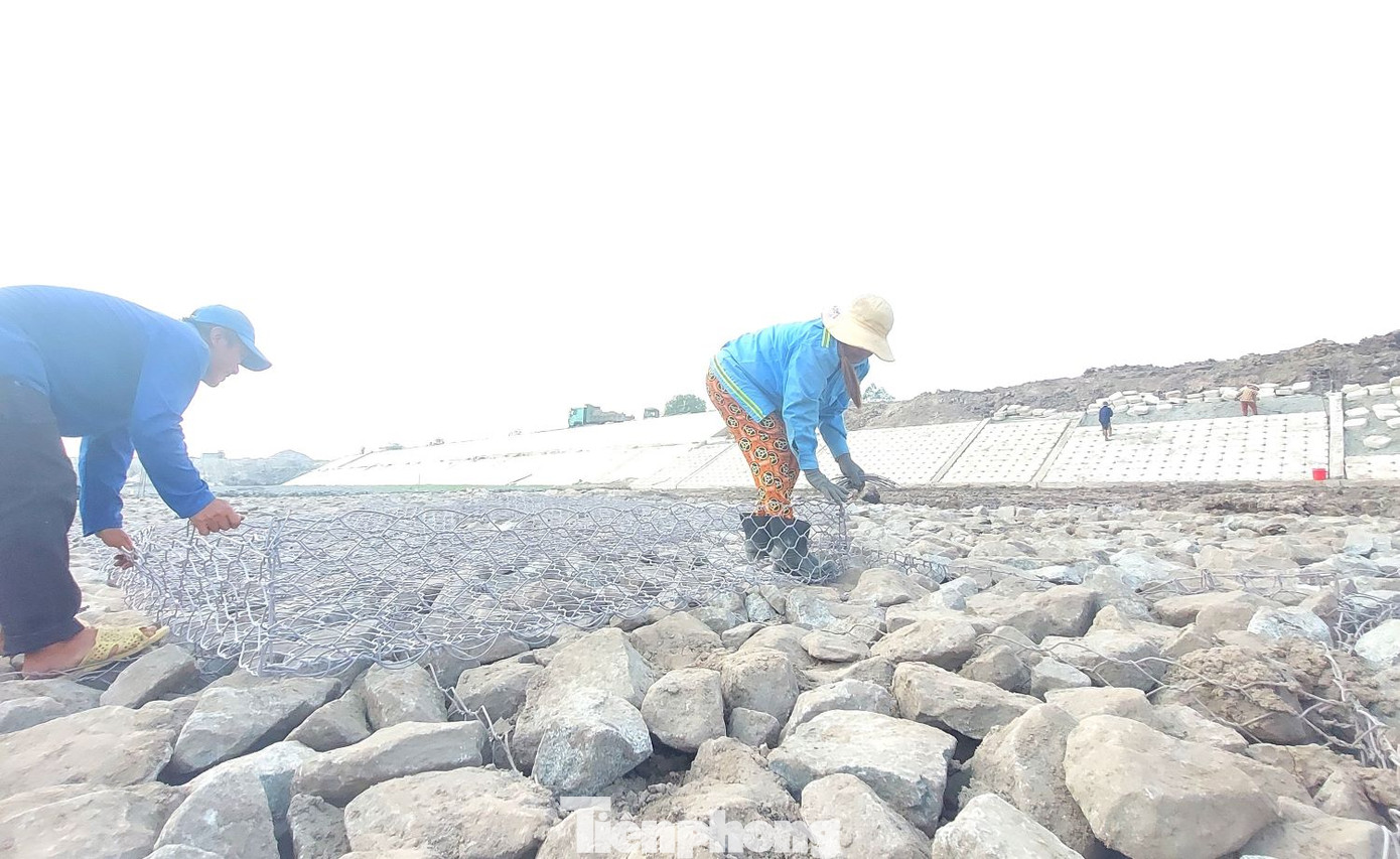 Đơn vị thi công đang gia cố thảm đá dưới đáy kênh. Đồng thời, gia cố mái kênh bằng các tấm đan bê tông cốt thép đúc sẵn. Hai bên bờ kênh được đắp đất bề rộng nền 17 m, bề rộng mặt bờ kênh được là 7,5 m trải đá, vỉa hè phía suối rộng 5 m, vỉa hè phía đồng ruộng rộng trung bình 4,5 m. Dọc theo đỉnh kênh bố trí rào chắn bằng bê tông cốt thép kết hợp lan can bằng thép mạ kẽm.