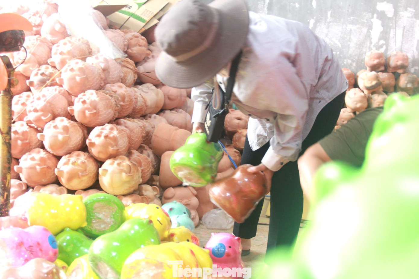 Chị Phương Lan, đại diện một cơ sở heo đất tại phường Lái Thiêu, cho biết một sản phẩm thô có giá khoảng 20.000 đồng đến 30.000 đồng tùy loại. Sau khi đánh bóng, làm đẹp, sản phẩm được bán với giá từ 50.000-100.000 đồng/sản phẩm. Dù số tiền chênh lệch tăng gấp đôi song lợi nhuận rất khiêm tốn, bởi phải trả chi phí nhân công, vận chuyển, sơn… Chị Phương Lan, đại diện một cơ sở heo đất tại phường Lái Thiêu, cho biết một sản phẩm thô có giá khoảng 20.000 đồng đến 30.000 đồng tùy loại. Sau khi đánh bóng, làm đẹp, sản phẩm được bán với giá từ 50.000-100.000 đồng/sản phẩm. Dù số tiền chênh lệch tăng gấp đôi song lợi nhuận rất khiêm tốn, bởi phải trả chi phí nhân công, vận chuyển, sơn…
