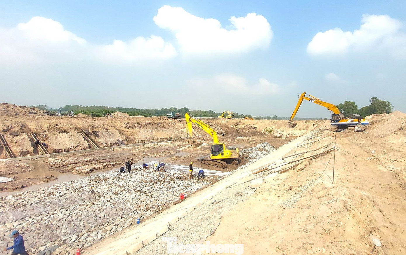 Hiện nay, các đơn vị đang triển khai để thi công 2 gói thầu đoạn từ cầu Bến Sắn đến cầu Tổng Bảng dài 5,8 km. Đoạn này chiếm 30% chiều dài dự án, giá trị hợp đồng là gần 570 tỷ đồng. Dự kiến thời gian thi công gói thầu này khoảng 18 tháng, hoàn thành vào giữa năm 2026. Hai đoạn còn lại sẽ tiếp tục được khởi công trong năm 2025 và 2026, dự án sẽ hoàn thành vào cuối năm 2027.