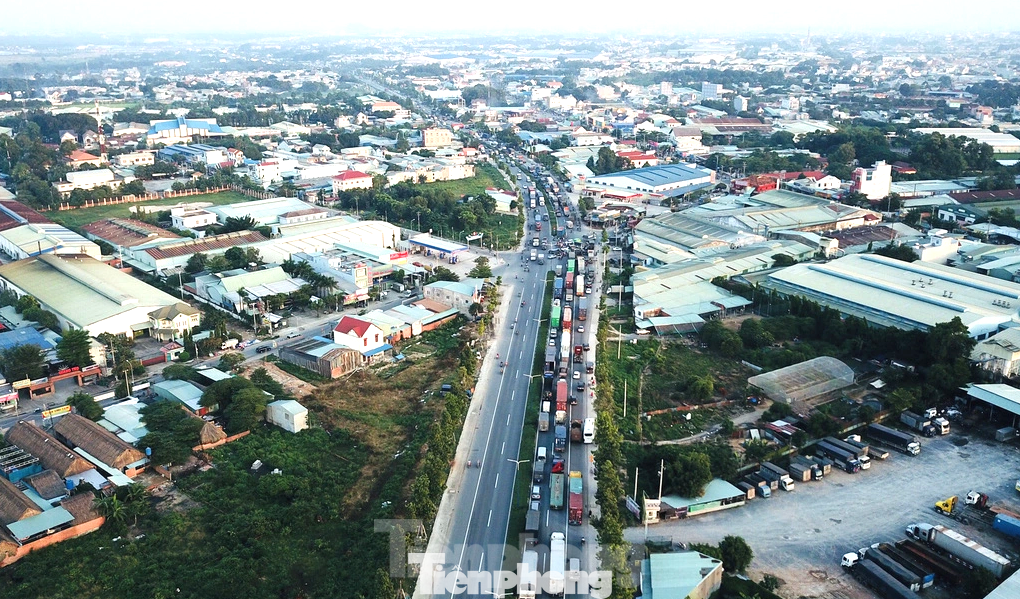 Nhiều vị trí trên tuyến đường Mỹ Phước Tân Vạn (Bình Dương) thường xuyên xảy ra ùn ứ phương tiện, nhất là trong giờ cao điểm. Nhiều vị trí trên tuyến đường Mỹ Phước Tân Vạn (Bình Dương) thường xuyên xảy ra ùn ứ phương tiện, nhất là trong giờ cao điểm.