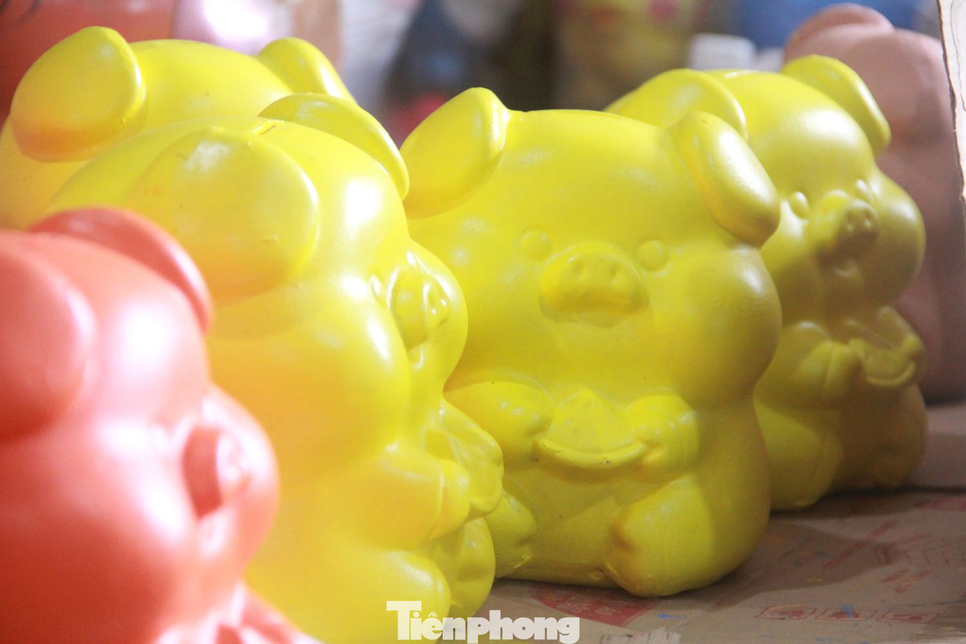 “Chính quyền địa phương có hỗ trợ vay vốn để phát triển và bảo tồn nghề truyền thống, hỗ trợ xây dựng thương hiệu để sản phẩm truyền thống tiếp cận với thị trường rộng lớn hơn”- anh Tâm cho hay. “Chính quyền địa phương có hỗ trợ vay vốn để phát triển và bảo tồn nghề truyền thống, hỗ trợ xây dựng thương hiệu để sản phẩm truyền thống tiếp cận với thị trường rộng lớn hơn”- anh Tâm cho hay.