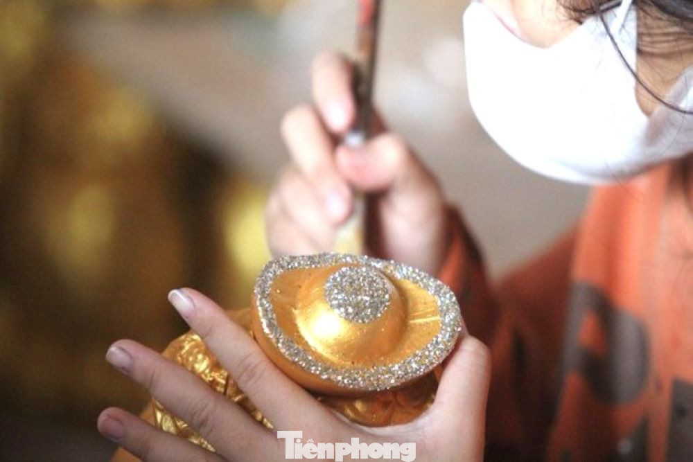 Anh Trương Long, một nghệ nhân có thâm niên sản xuất heo đất trên địa bàn phường Lái Thiêu cho biết, để biến một cục đất sét thành hình mẫu của những con vật “biết nói”, người tạo hình phải có thông điệp. Có những con vật phải theo khuôn mẫu song tùy vào thẩm mỹ của từng nghệ nhân để tạo ra sản phẩm có tính chất riêng biệt, đặc thù Anh Trương Long, một nghệ nhân có thâm niên sản xuất heo đất trên địa bàn phường Lái Thiêu cho biết, để biến một cục đất sét thành hình mẫu của những con vật “biết nói”, người tạo hình phải có thông điệp. Có những con vật phải theo khuôn mẫu song tùy vào thẩm mỹ của từng nghệ nhân để tạo ra sản phẩm có tính chất riêng biệt, đặc thù