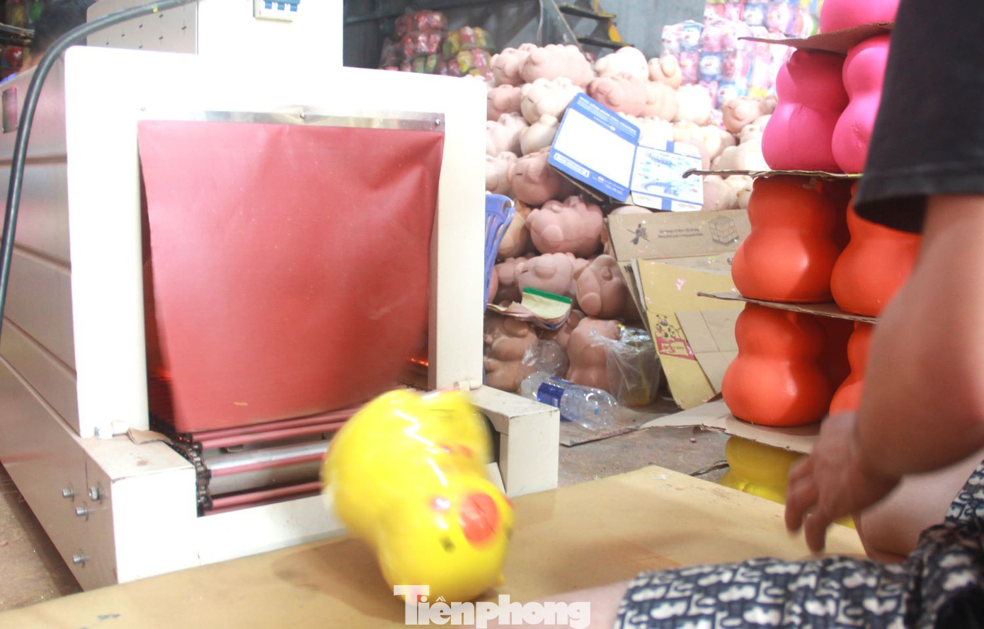 Những con heo đất được cho vào máy ép nilon cẩn thận. Những con heo đất được cho vào máy ép nilon cẩn thận.