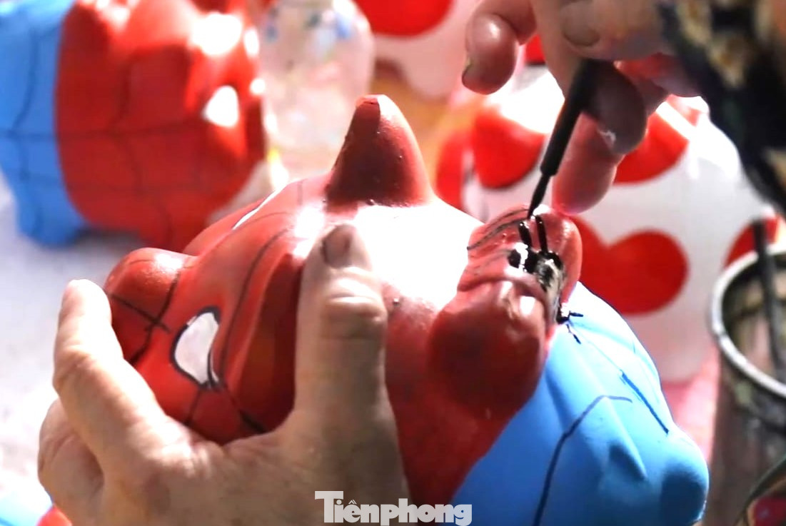 Anh Trung Tâm, một nghệ nhân và cũng là chủ cơ sở heo đất truyền thống lâu đời tại phường Lái Thiêu cho biết, tuy sản phẩm heo đất là chủ yếu, nhưng các cơ sở đều cố gắng tạo linh vật khác theo từng năm. Để tạo ra một linh vật theo năm không khó nhưng làm thế nào để người dân mua, mang về đặt trong nhà thì không hề đơn giản, đòi hỏi thẩm mỹ cao trên từng chi tiết. Anh Trung Tâm, một nghệ nhân và cũng là chủ cơ sở heo đất truyền thống lâu đời tại phường Lái Thiêu cho biết, tuy sản phẩm heo đất là chủ yếu, nhưng các cơ sở đều cố gắng tạo linh vật khác theo từng năm. Để tạo ra một linh vật theo năm không khó nhưng làm thế nào để người dân mua, mang về đặt trong nhà thì không hề đơn giản, đòi hỏi thẩm mỹ cao trên từng chi tiết.