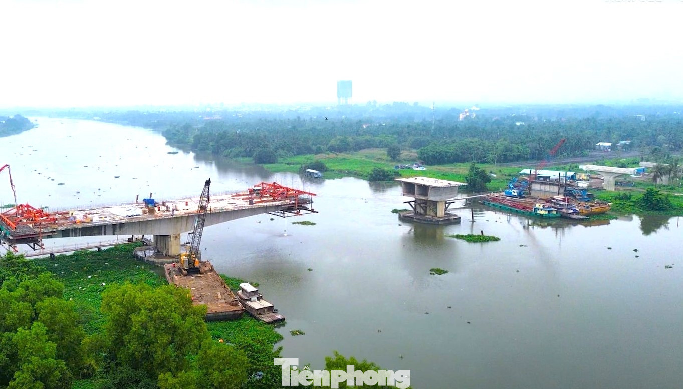 Ngày 20/1, ghi nhận của phóng viên báo Tiền Phong, các đơn vị đang tích cực đẩy nhanh tiến độ thi công cầu Bình Gởi.