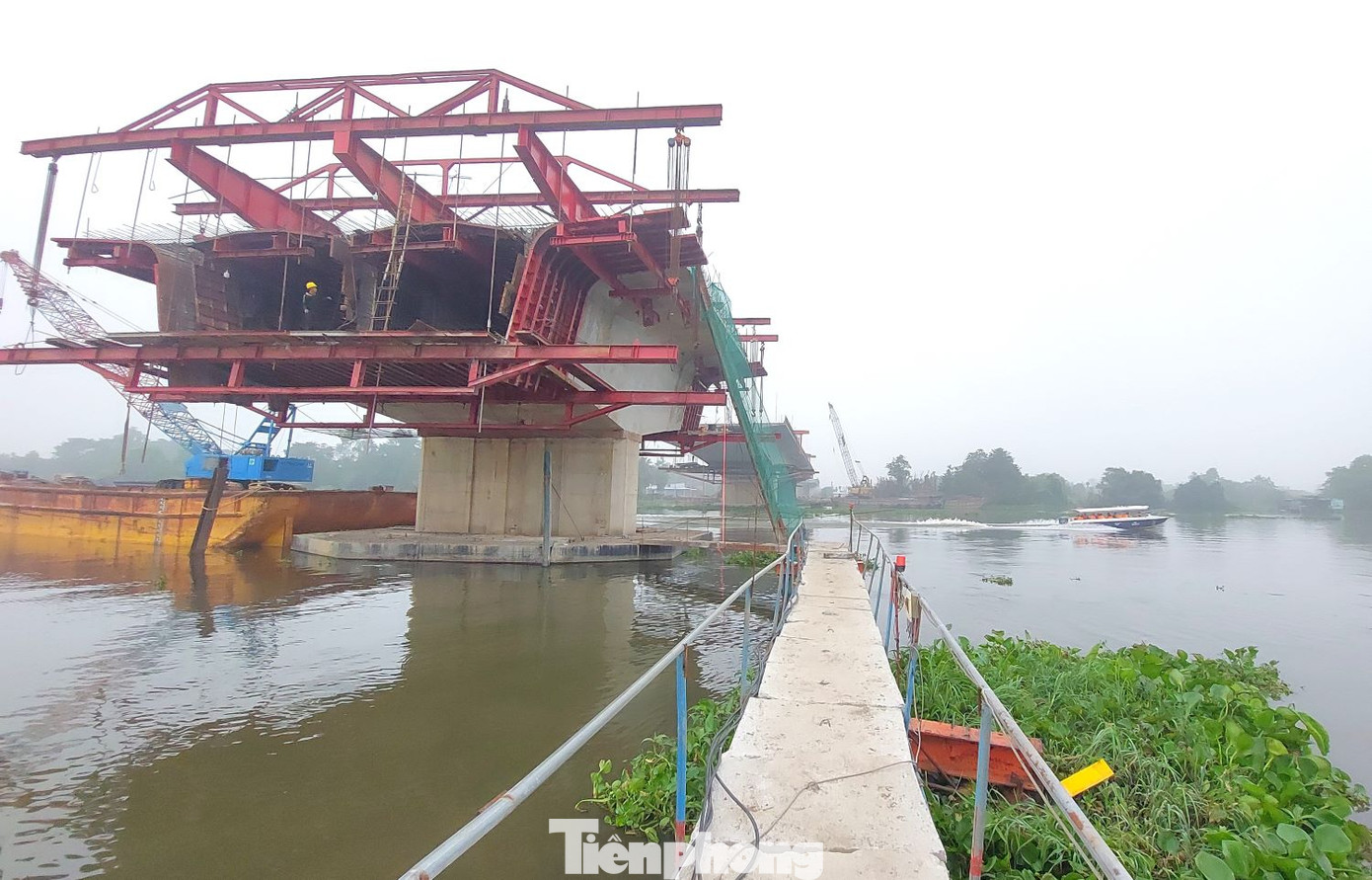 Cầu Bình Gởi có chiều dài 1 km (từ Km 51+280 đến Km 52+280), mặt cắt ngang 19,75m, quy mô 4 làn xe, vận tốc được thiết kế theo tiêu chuẩn đường cao tốc đạt 100 km/giờ. Liên danh Công ty CP Xây dựng hạ tầng Bắc Trung Nam và Công ty CP Xây dựng và Lắp máy Trung Nam là nhà thầu thi công.