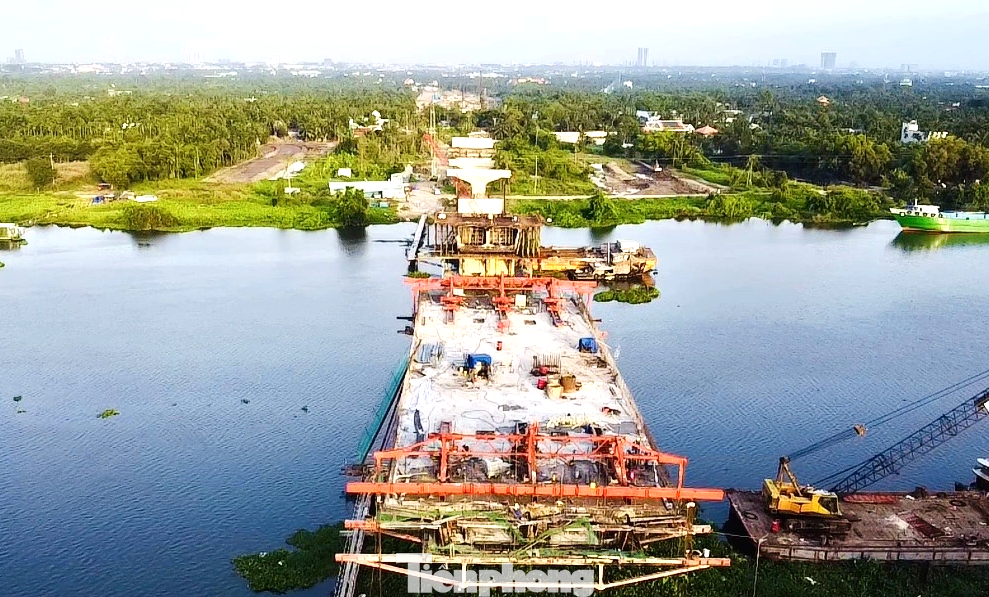 Sau hơn 1 năm thi công, cầu Bình Gởi dần hình thành, đảm bảo tiến độ đề ra.