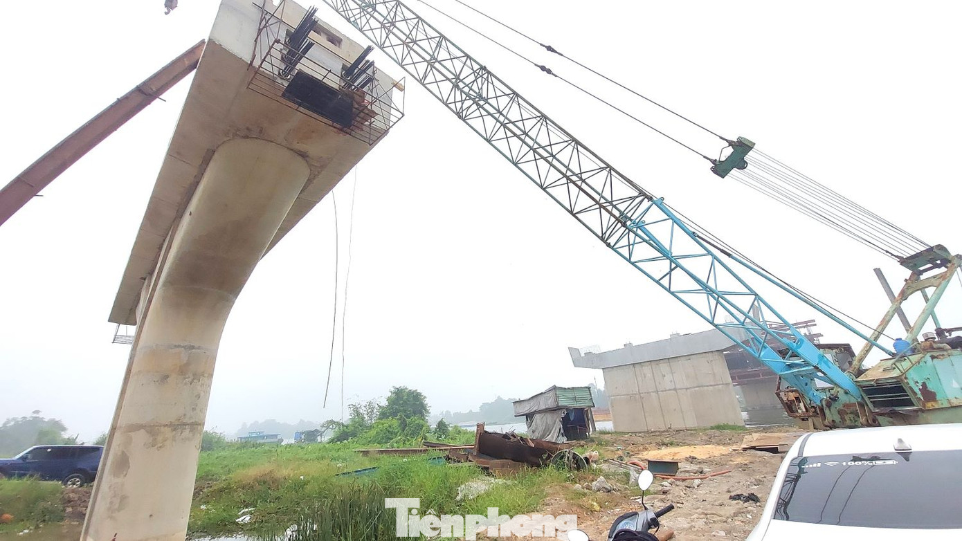 Sau hơn 1 năm thi công, công trình cầu Bình Gởi đã hoàn thành cọc khoan nhồi. Hiện nay, đơn vị thi công đang triển khai đúc hẫng nhịp chính và triển khai thi công bệ trụ, thân trụ và gác dầm.