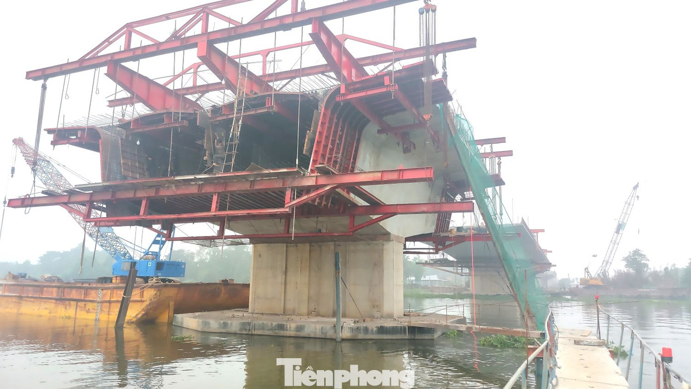Theo Ban Quản lý dự án đầu tư xây dựng công trình giao thông tỉnh Bình Dương, cầu Bình Gởi thuộc gói thầu XL4 của dự án thành phần 5 đường Vành đai 3 TPHCM, được khởi công tháng 10/2023 với thời gian thi công dự kiến trong 900 ngày.