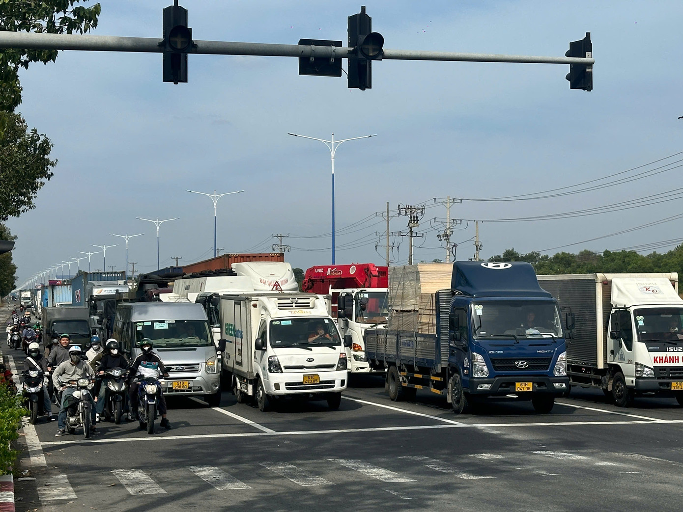 Các phương tiện xếp ngay ngắn khi đèn tín hiệu gặp sự cố