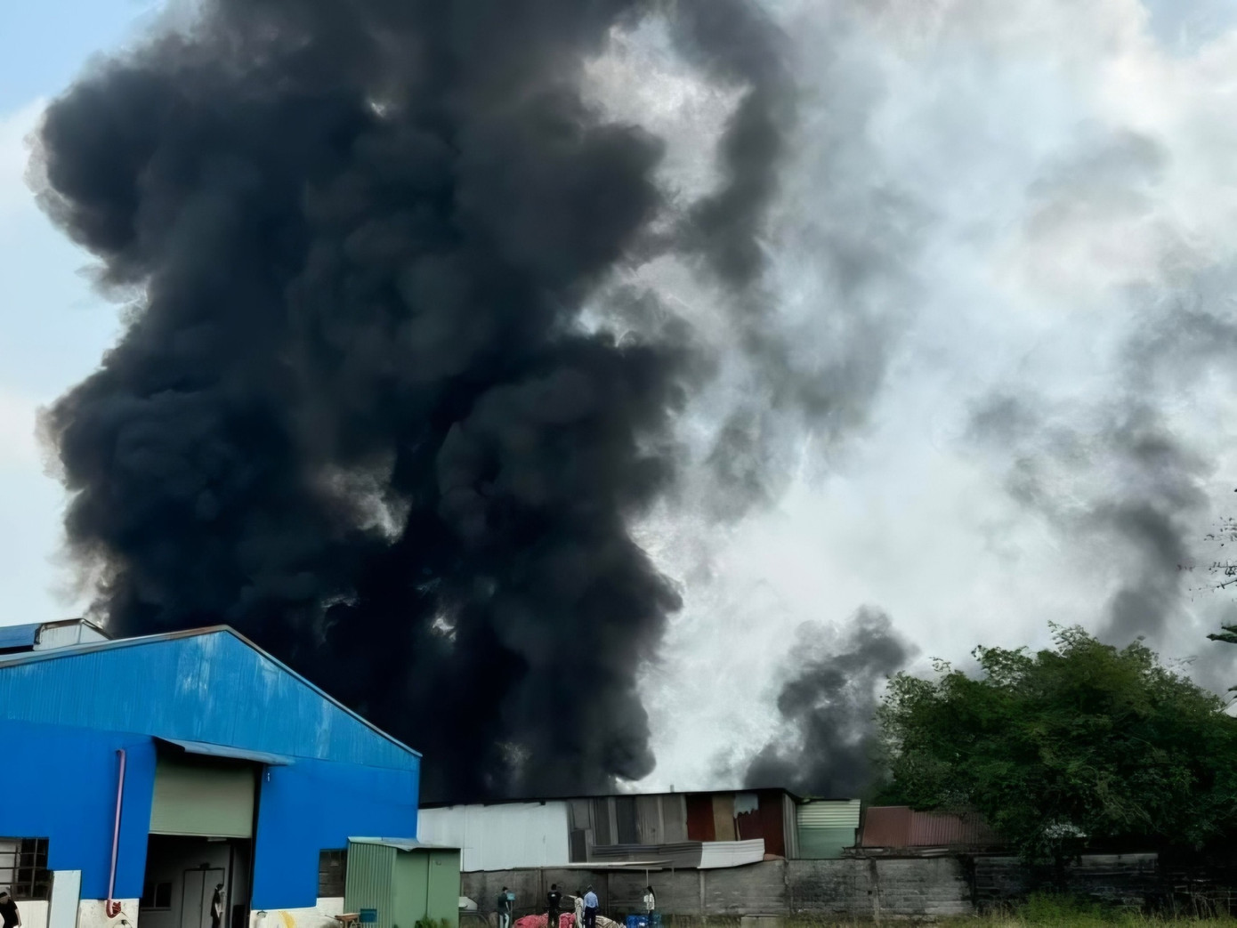 Cột khói cao hàng chục mét.